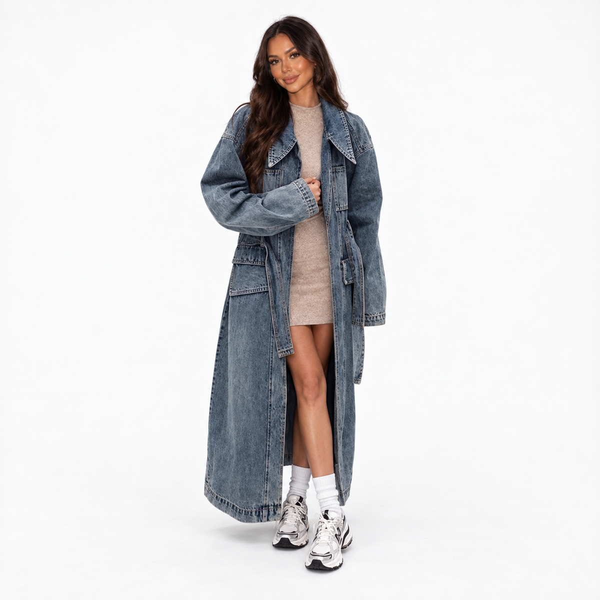 Γυναικεία μακριά καμπαρντίνα από τζιν με oversized γιακά και ζώνη που δένει - άνετο ξεβαμμένο στιλ για ανοιξιάτικες και φθινοπωρινές εμφανίσεις στην πόλη