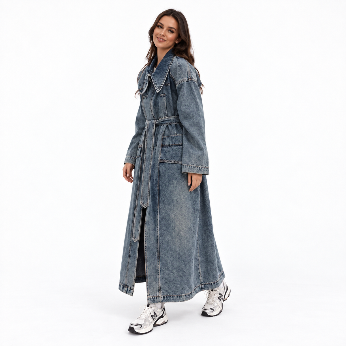 Γυναικεία μακριά καμπαρντίνα από τζιν με oversized γιακά και ζώνη που δένει - άνετο ξεβαμμένο στιλ για ανοιξιάτικες και φθινοπωρινές εμφανίσεις στην πόλη