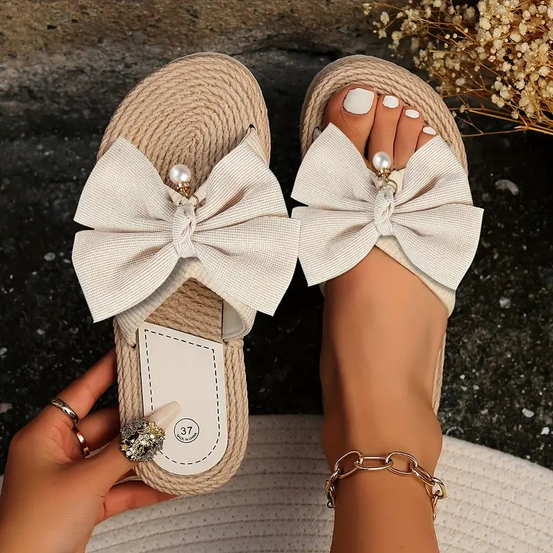 Γυναικεία slide espadrille πέδιλα με φιόγκο - Επίπεδα παπούτσια με ανοιχτή μύτη, σόλα από σχοινί και γούρι με πέρλα για καλοκαιρινές διακοπές και casual ντύσιμο