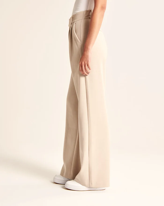 Pantaloni da donna con vita plissettata, gamba larga e vestibilità sartoriale