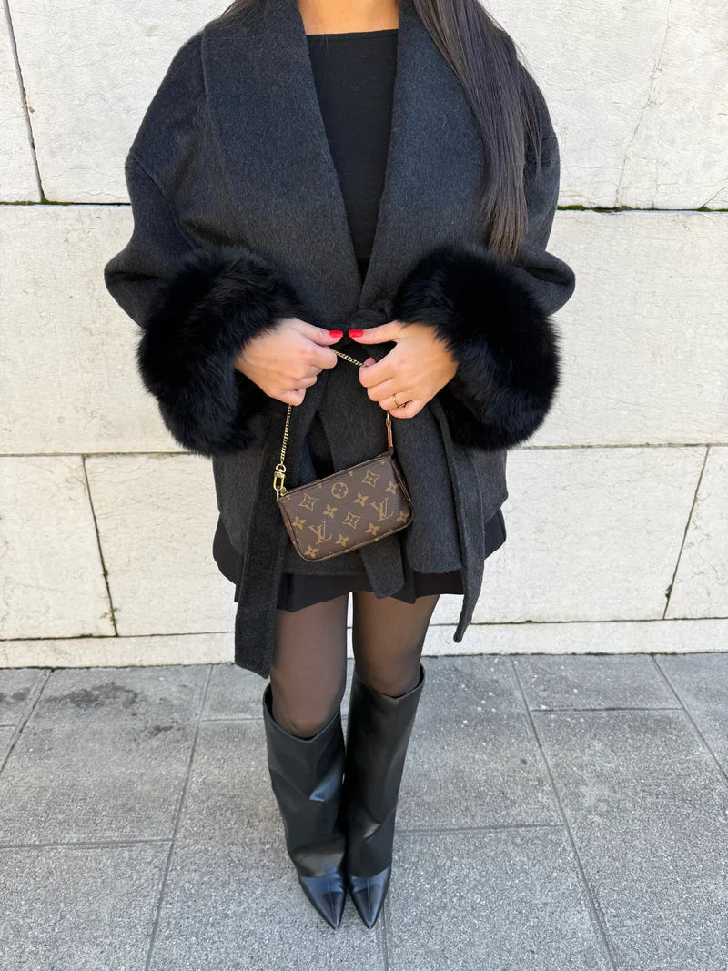 Damski wełniany płaszcz kopertowy z paskiem i mankietami wykończonymi futrem – eleganckie krótkie zimowe okrycie wierzchnie do stylizacji smart casual