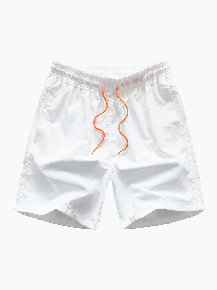 Koordineret sæt med printet skjorte og badeshorts til mænd – sommerligt strandsæt til ferien