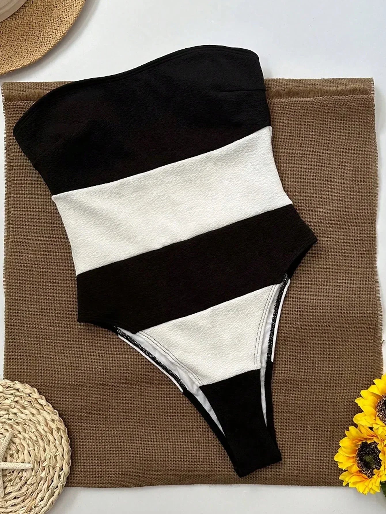 Bañador sin tirantes para mujer con contraste y pierna alta para playa