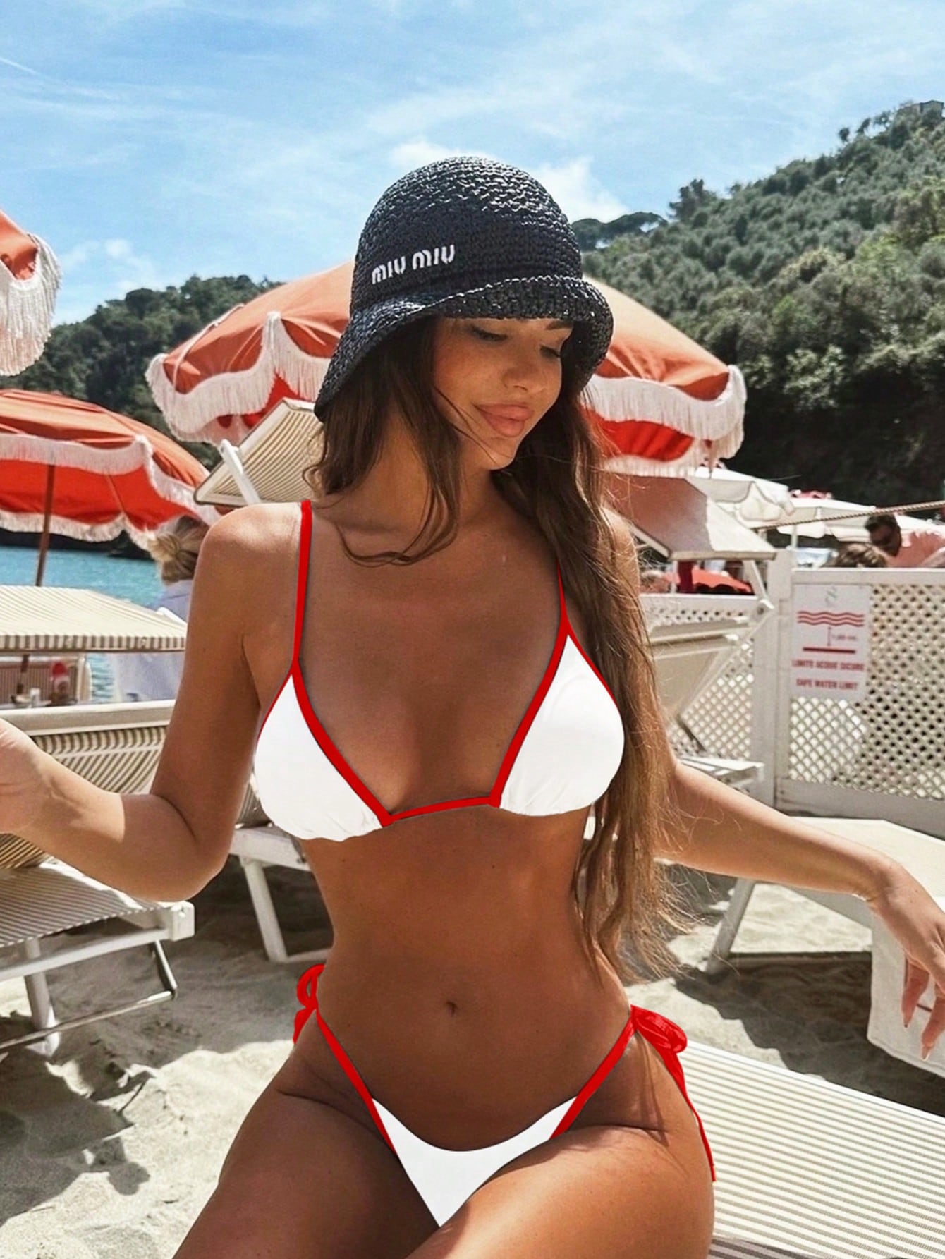 Costum de baie triunghi pentru femei, cu margini contrastante și legături laterale