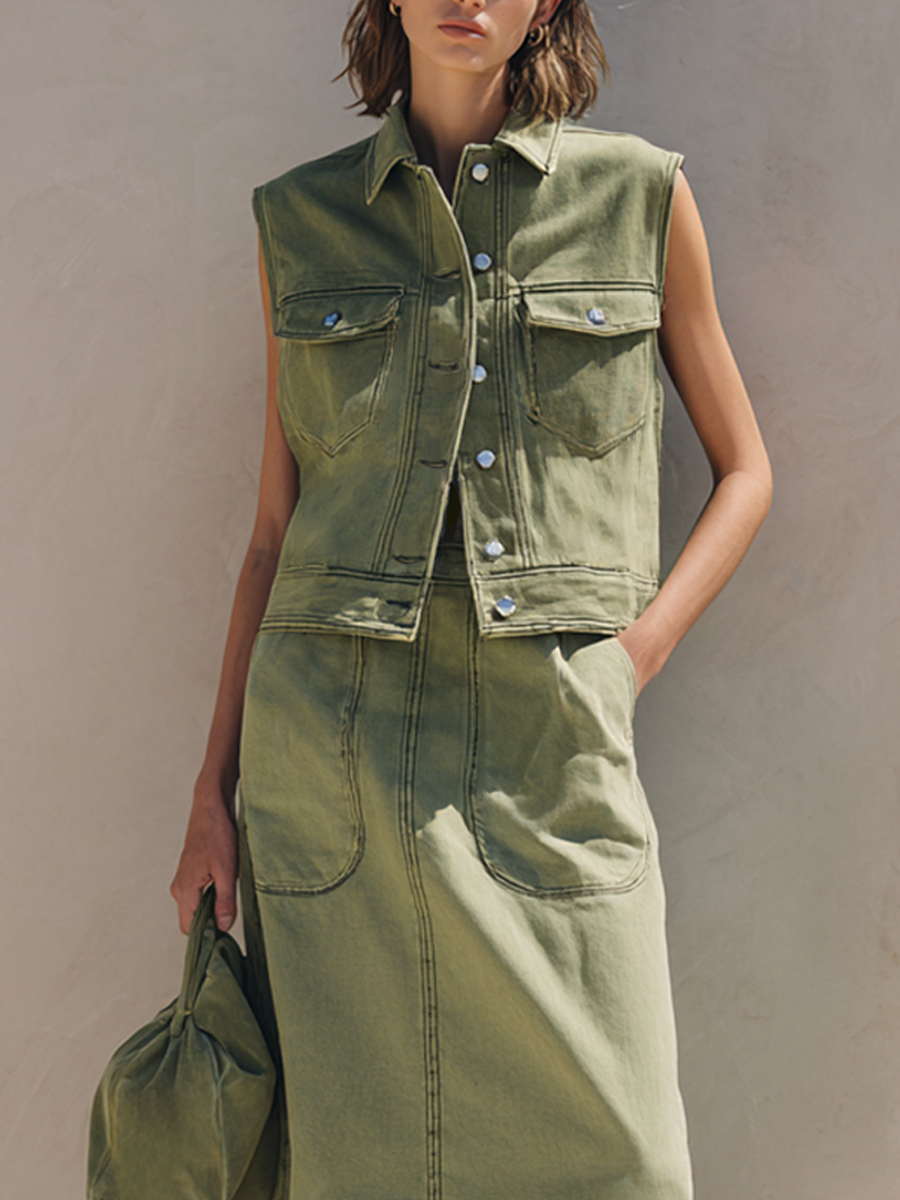 Conjunto feminino de saia maxi em ganga lavada com duas peças - colete utilitário sem mangas com botões à frente e saia comprida com detalhe de bolsos para um look casual do dia a dia