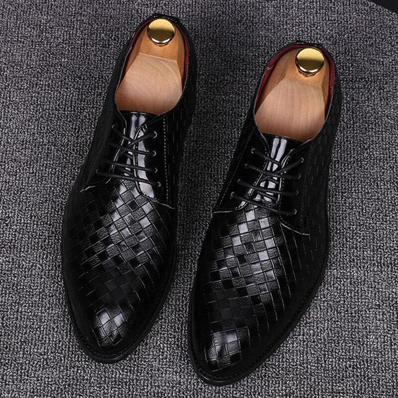 Herren-Derbyschuhe aus gewebtem Leder – Strukturierte Schnürschuhe mit spitzer Zehenpartie und niedrigem Absatz