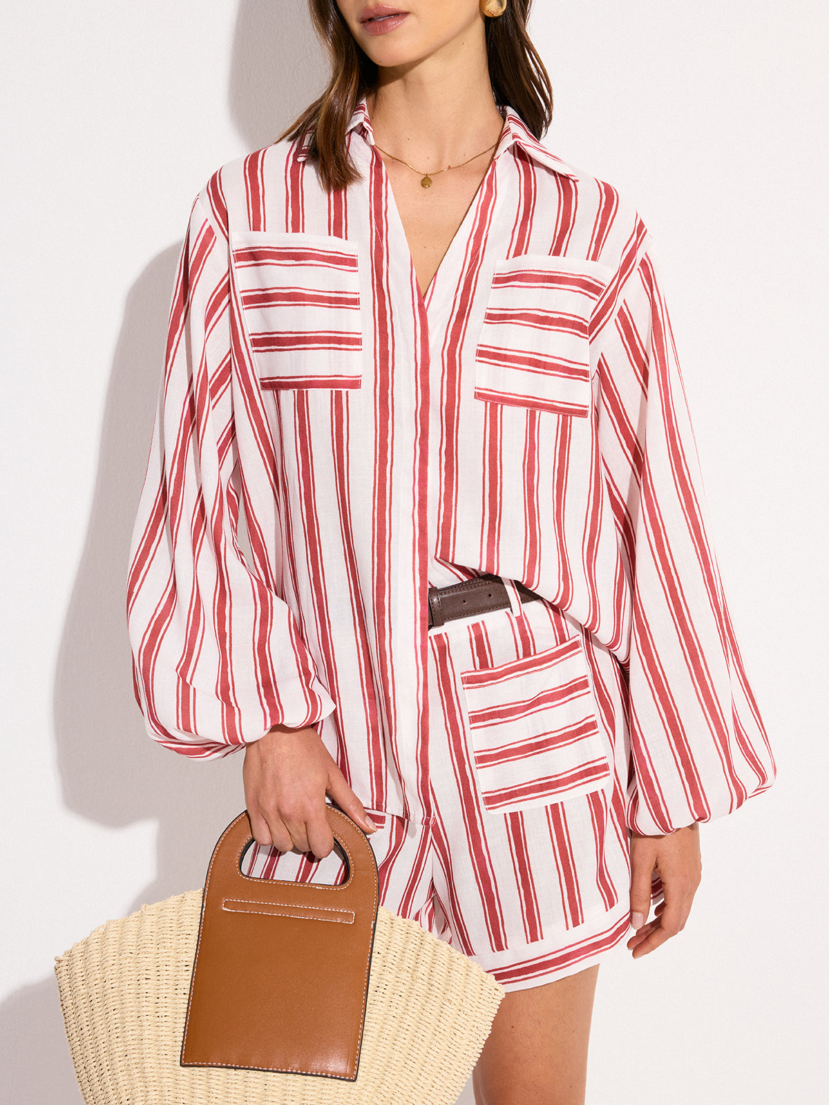 Bedrukte tweedelige zomerset voor dames met shorts - losvallend overhemd met lange mouwen en kraag en shorts met hoge taille en zakken voor een casual vakantielook