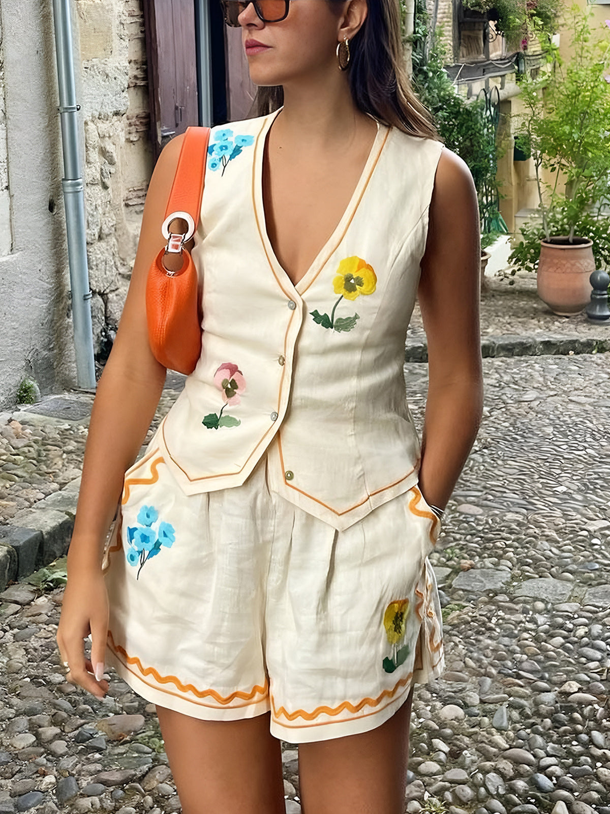 Bedrukte tweedelige zomerset voor dames met shorts - mouwloos vest met V-hals, knoopsluiting aan de voorkant en tailleband en op maat gemaakte shorts met hoge taille voor een elegante vakantielook