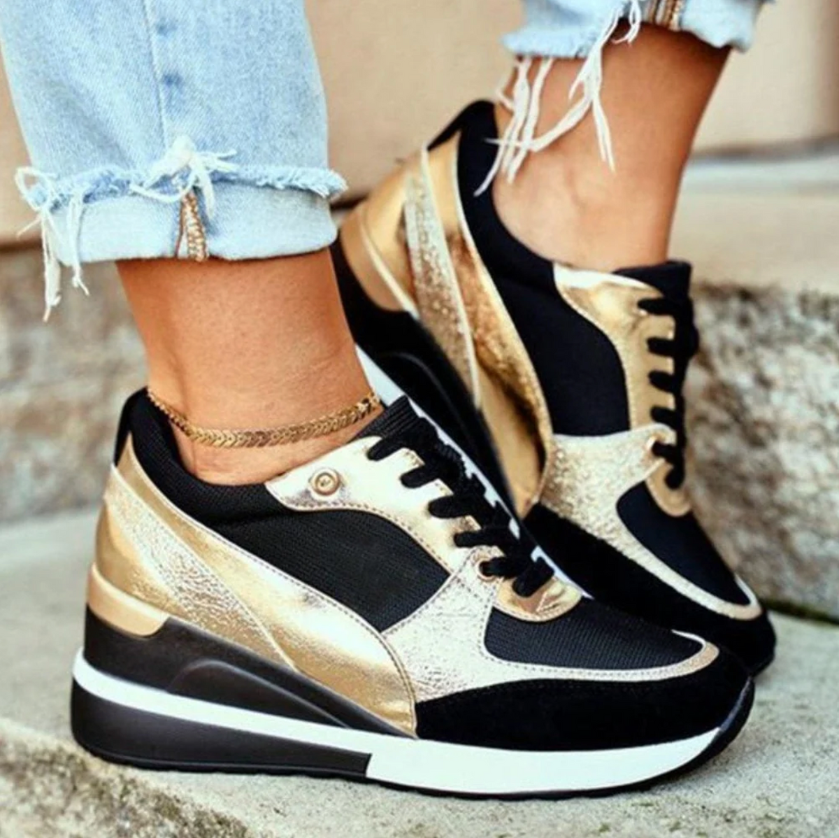 Dames sneakers med skjult kilehæl – mesh-trainers med snørebånd og metalliske detaljer til pænt hverdagstøj og bybrug