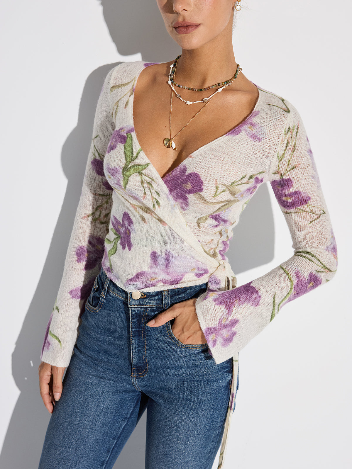 Blusa cruzada de punto estampada y elegante para mujer con escote en V y lazo lateral – top ajustado de manga larga para primavera y verano, y looks casuales elegantes