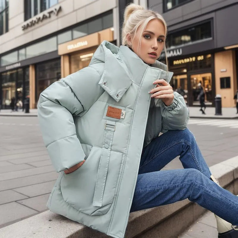 Damen-Daunenjacke mit dicker Wattierung, Kapuze und hohem Kragen – Warme, isolierte Freizeit-Oberbekleidung mit legerer Passform für kaltes Wetter und den Alltag in der Stadt