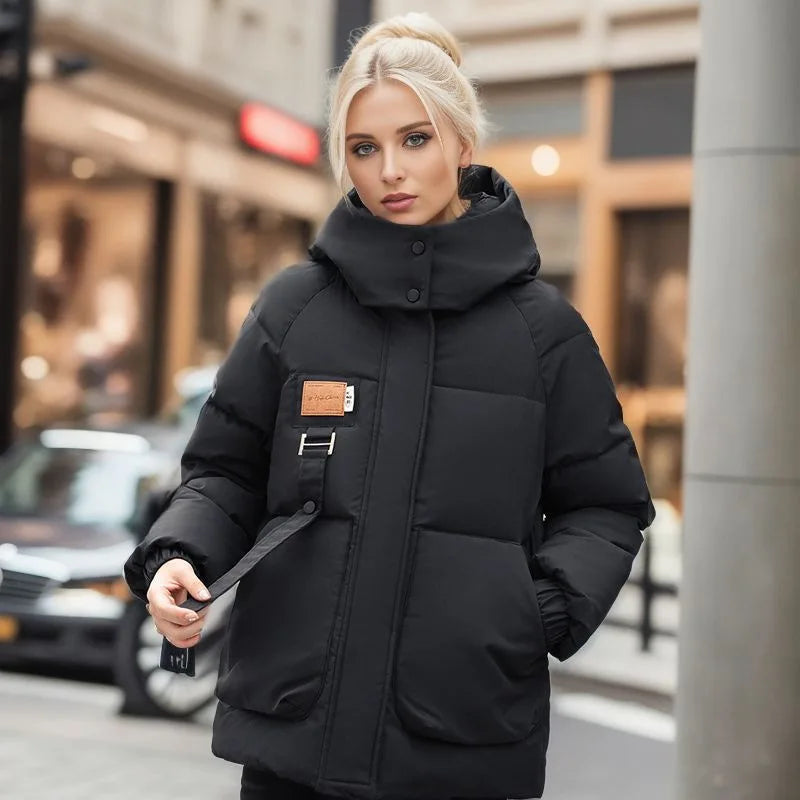 Damen-Daunenjacke mit dicker Wattierung, Kapuze und hohem Kragen – Warme, isolierte Freizeit-Oberbekleidung mit legerer Passform für kaltes Wetter und den Alltag in der Stadt