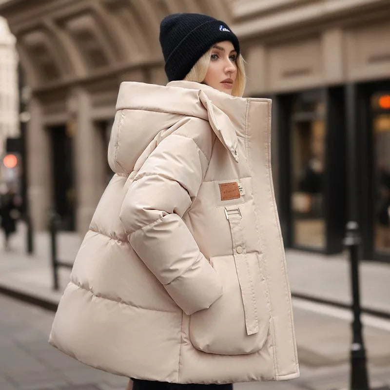 Damen-Daunenjacke mit dicker Wattierung, Kapuze und hohem Kragen – Warme, isolierte Freizeit-Oberbekleidung mit legerer Passform für kaltes Wetter und den Alltag in der Stadt
