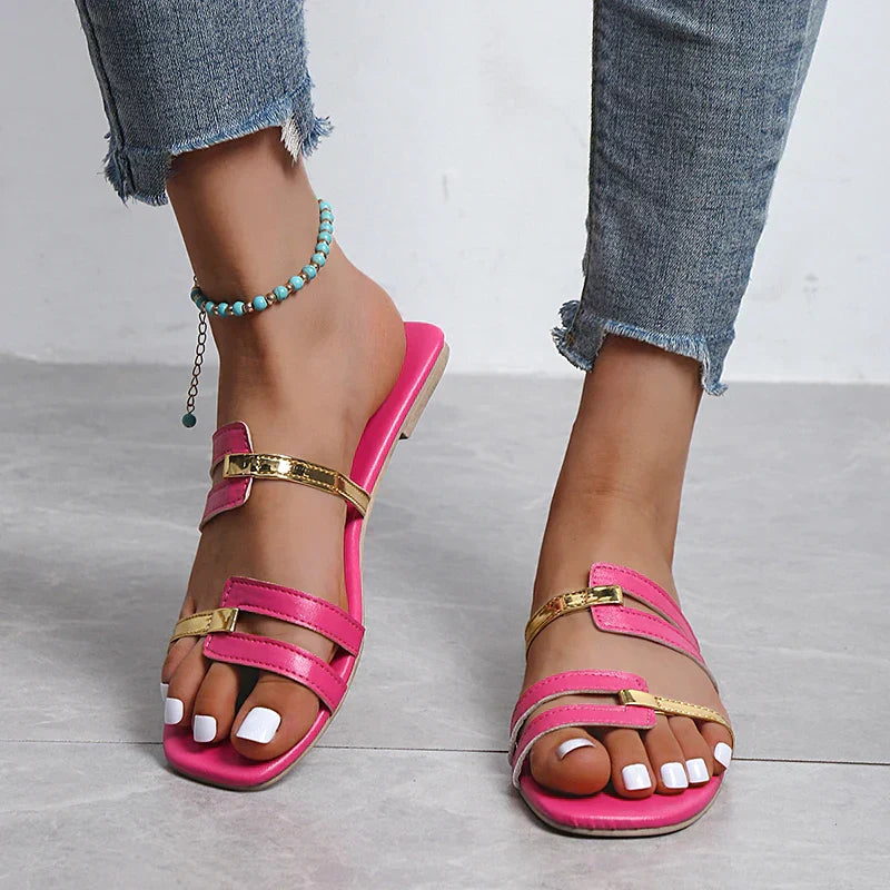 Sandalias planas para mujer con doble tira, detalle dorado y punta abierta