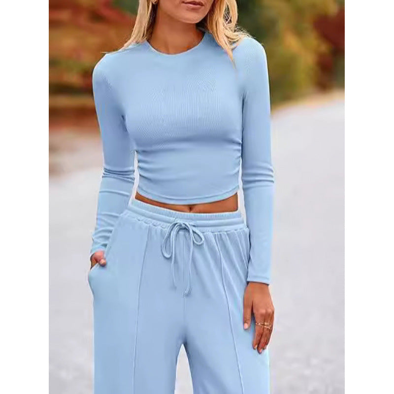 Dámská souprava vypasovaného topu s dlouhými rukávy a kalhot se širokými nohavicemi – minimalistický dvoudílný outfit pro každodenní volnočasové nošení