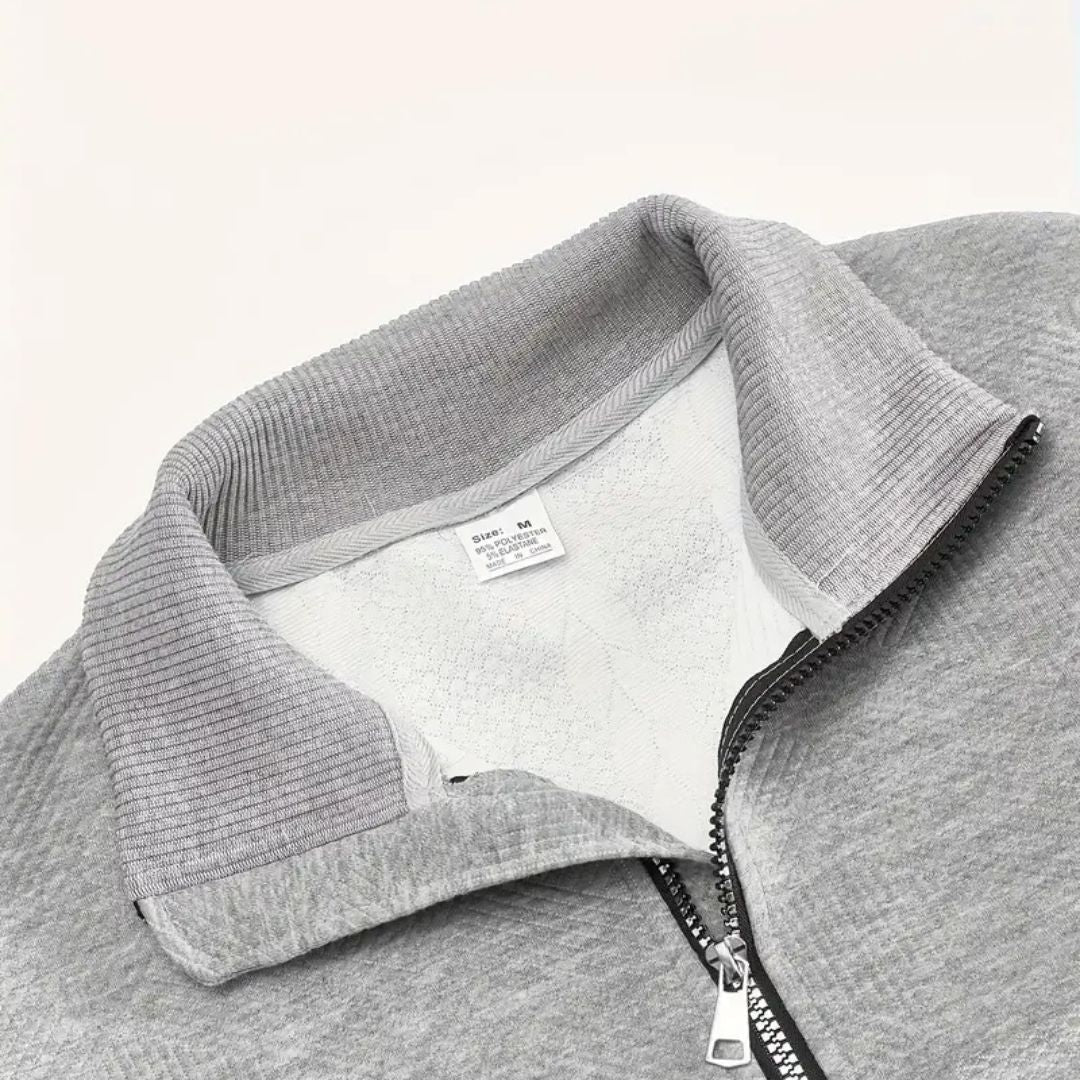 Herresweater med kabelstrik og halv lynlås samt tekstureret skulderstykke