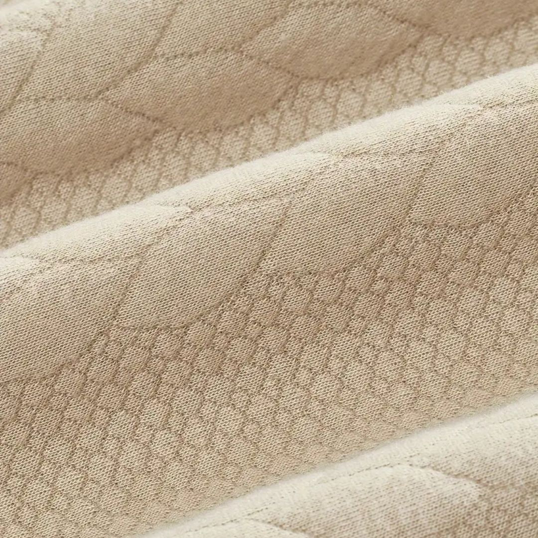 Herresweater med kabelstrik og halv lynlås samt tekstureret skulderstykke