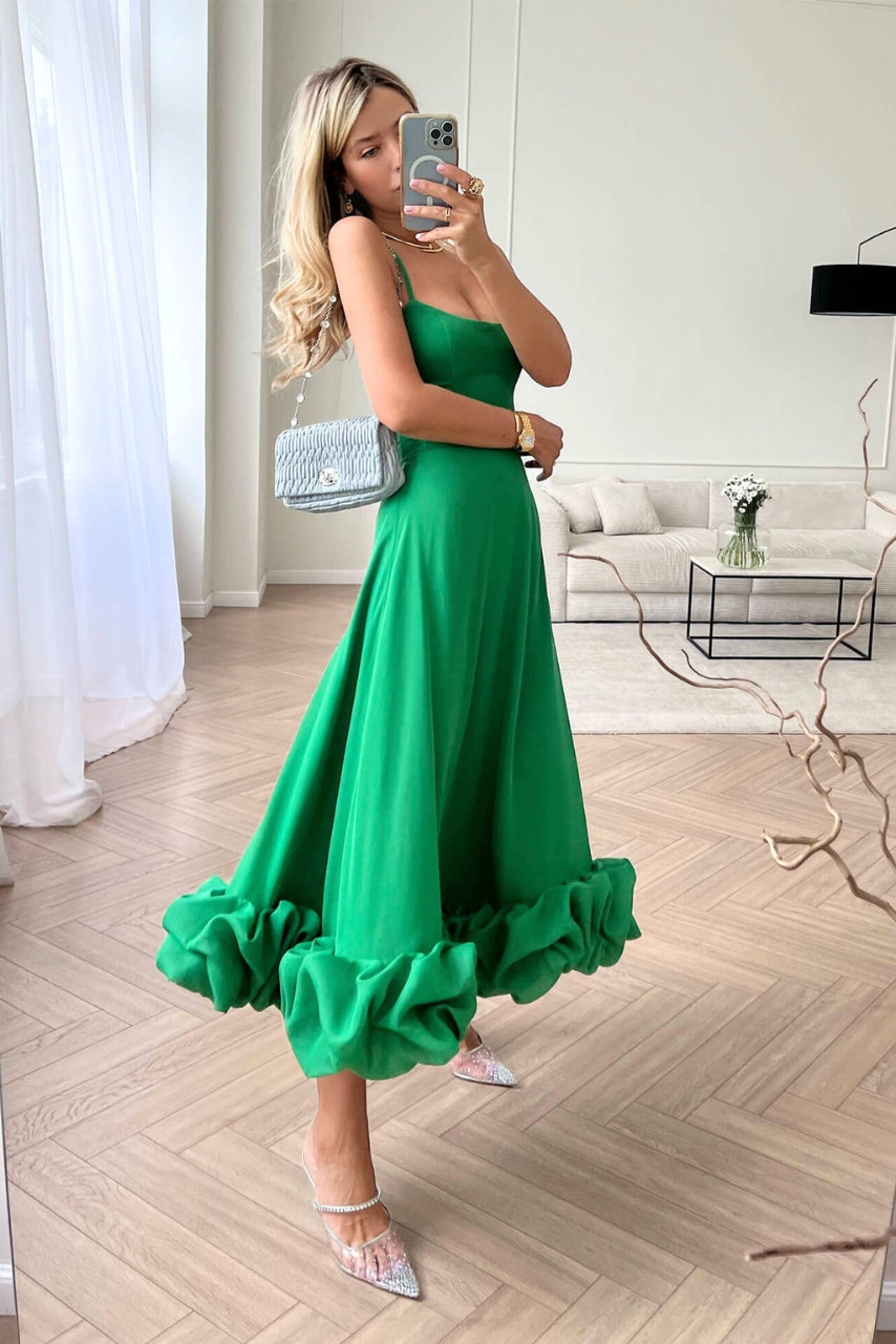 Dámské maxi šaty s volánovým lemem – elegantní styl na tenkých ramínkách pro svatební hosty