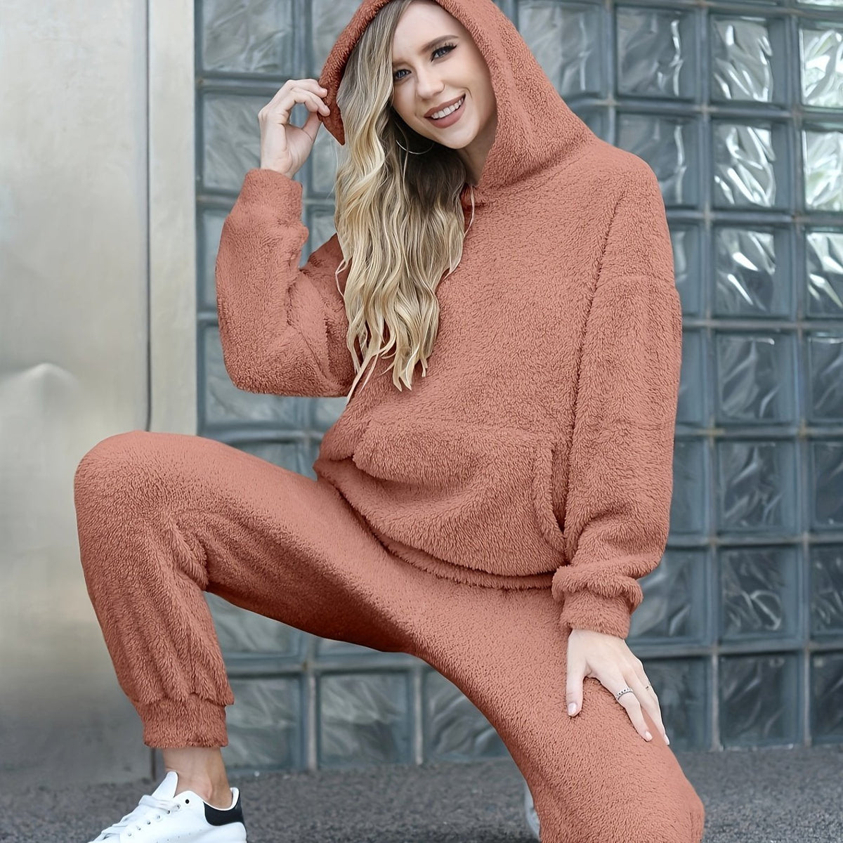 Damen-Zweiteiler aus Teddyfleece für entspannte Stunden – Weiches, langärmeliges Oberteil mit Kapuze und lässige Hose für gemütliche Herbst- und Wintertage im Alltag