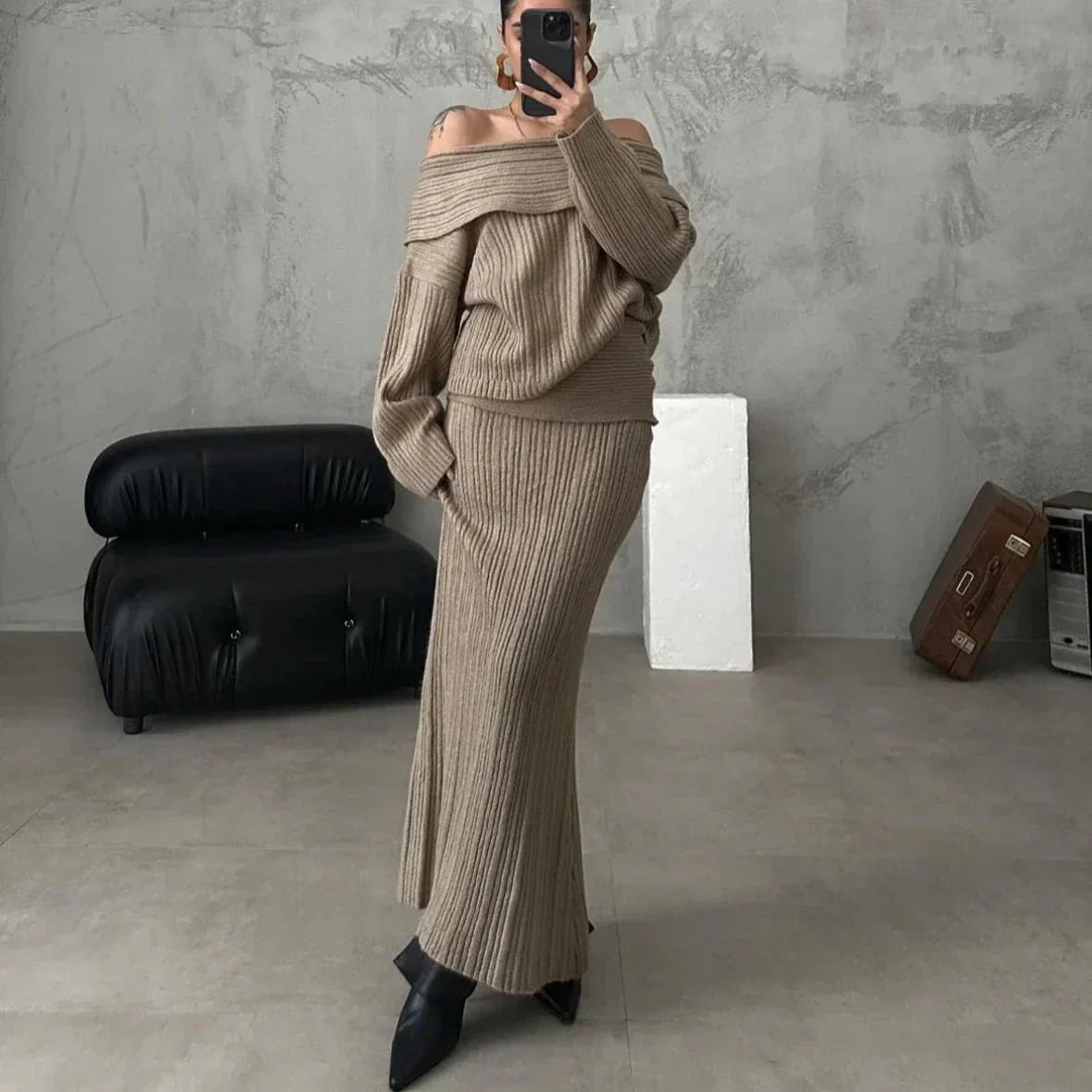 Damesgebreide trui met blote schouders en geribde stof met aansluitende maxi-rok – Elegante ontspannen tweedelige co-ord voor herfst en winter