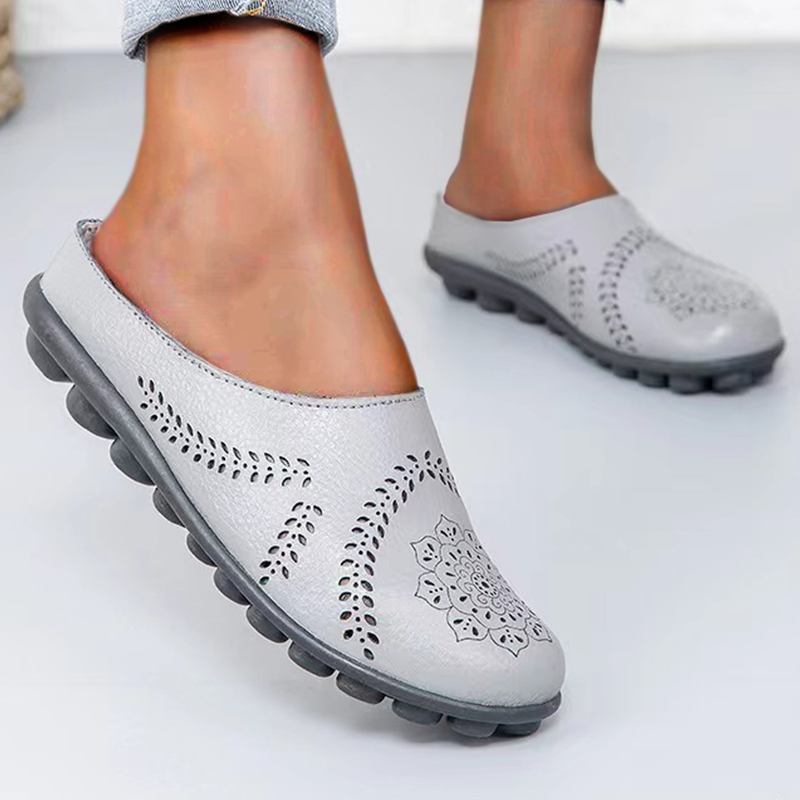 Women’s Closed-Toe Flat Mules with Perforated Upper and Textured Sole – Backless Slip-On Shoes for Everyday and Smart Casual Outfits