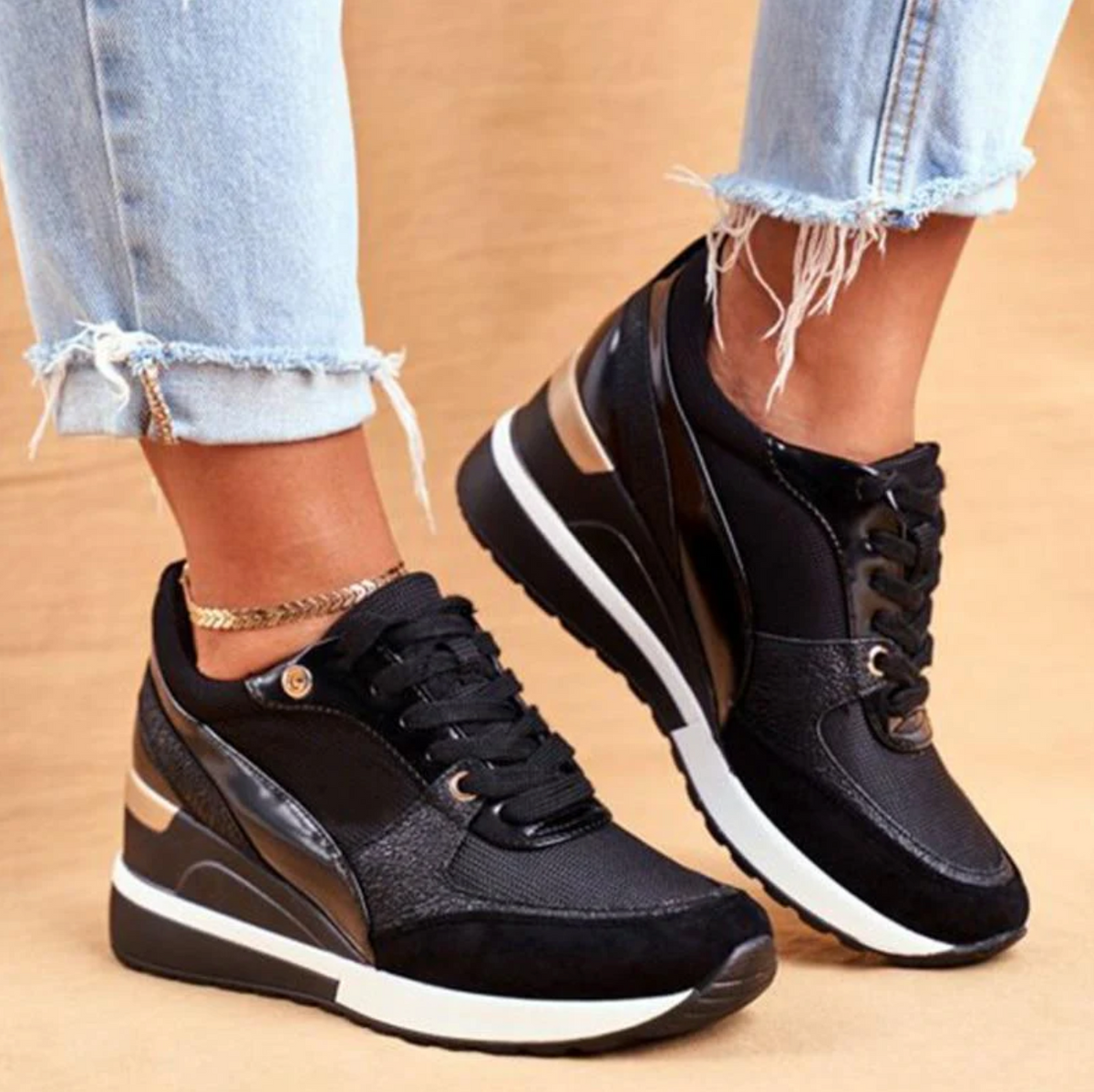 Dames sneakers med skjult kilehæl – mesh-trainers med snørebånd og metalliske detaljer til pænt hverdagstøj og bybrug