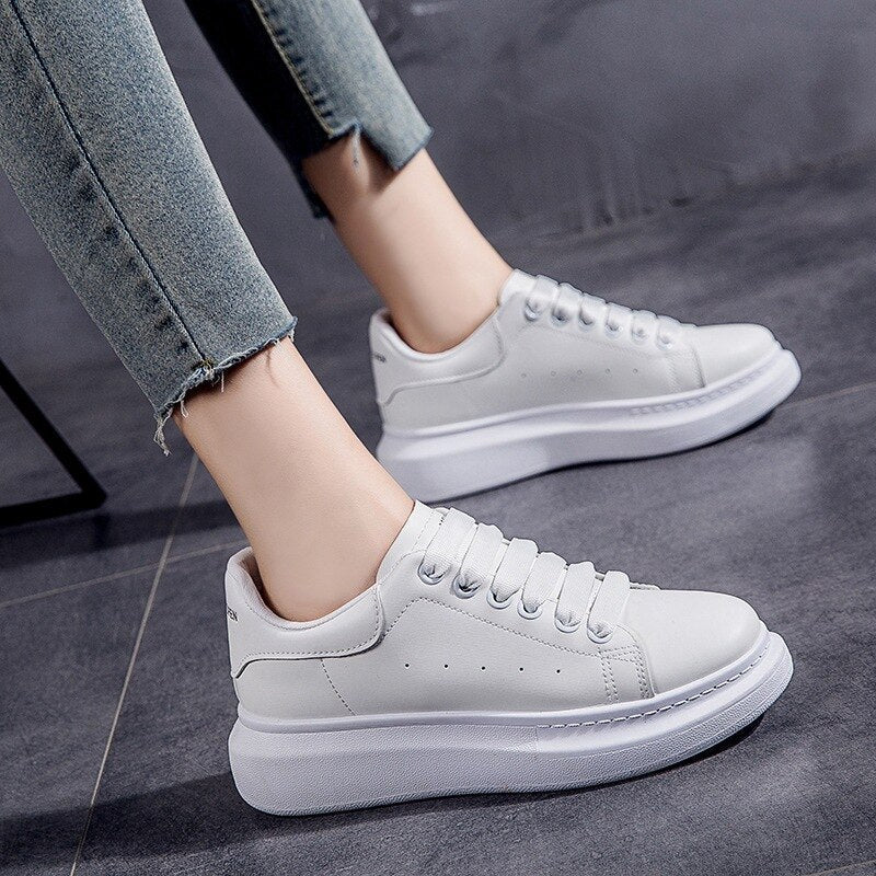 Sapatilhas com plataforma e atacadores para mulher, com painéis lisos na parte superior – sapatos rasos de estilo minimalista para o dia a dia