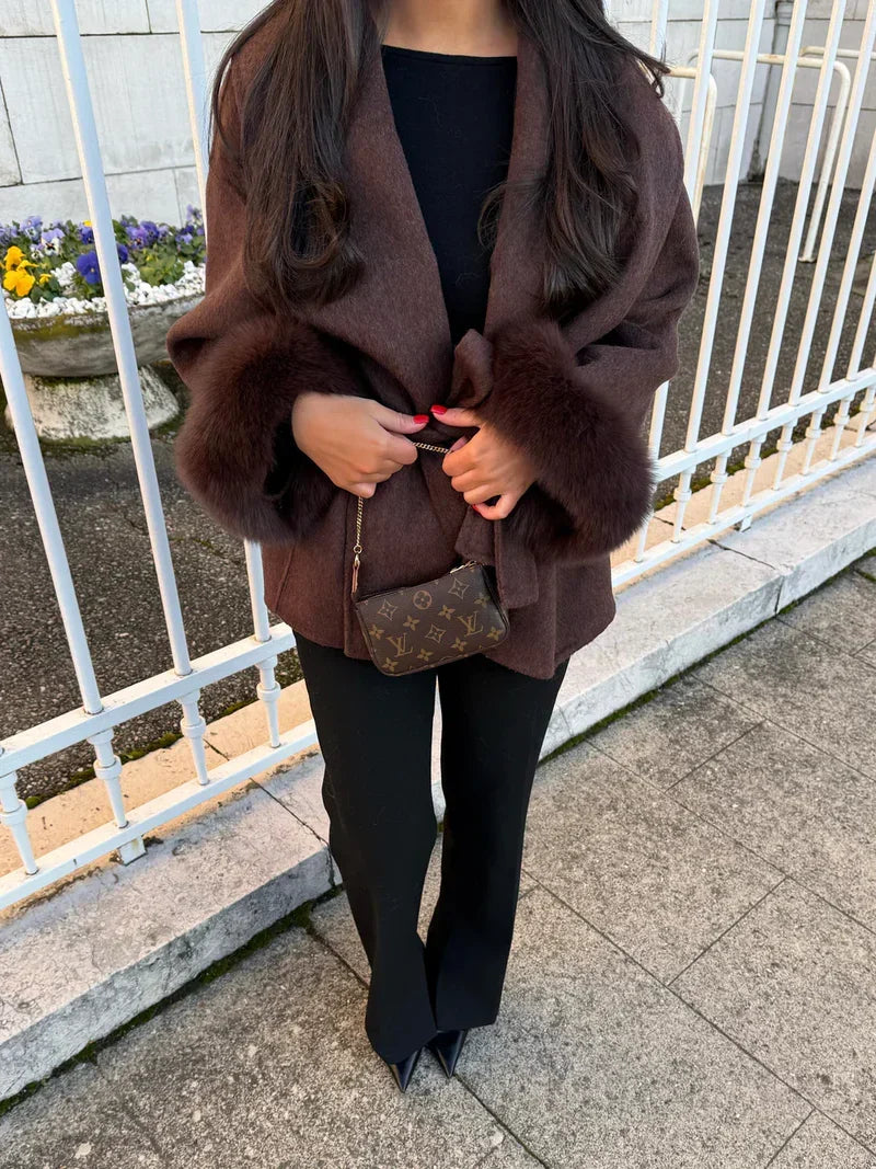 Damski wełniany płaszcz kopertowy z paskiem i mankietami wykończonymi futrem – eleganckie krótkie zimowe okrycie wierzchnie do stylizacji smart casual