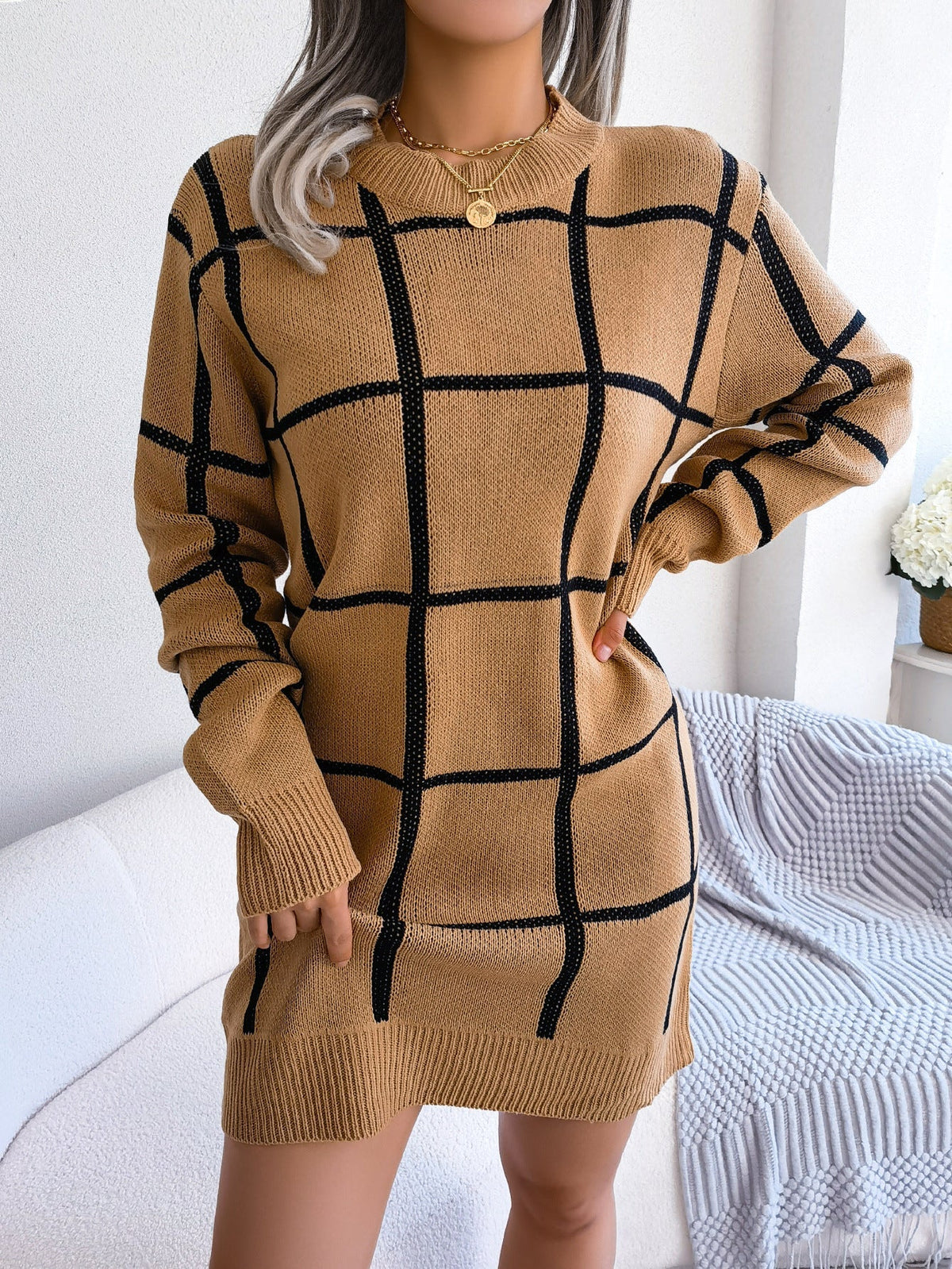 Rochie mini de damă tricotată cu model în carouri - rochie mulată cu mâneci lungi și decolteu rotund, pentru ținute elegante de toamnă și iarnă