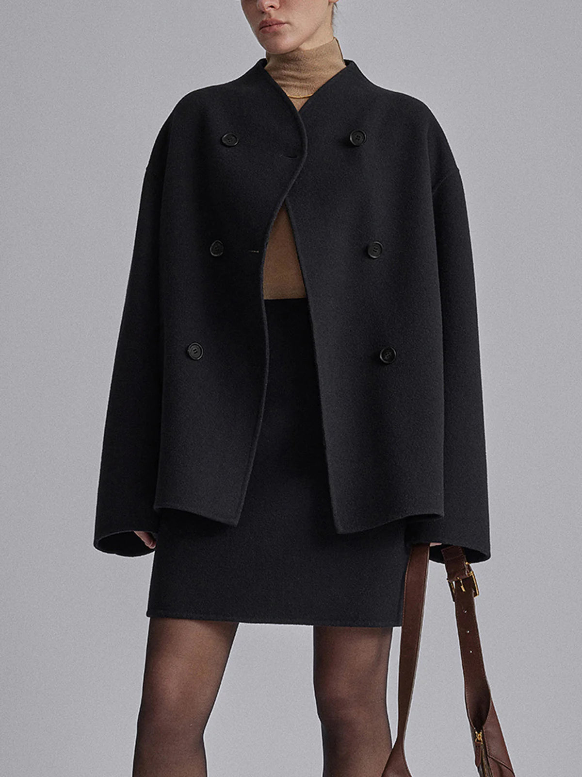 Damski oversize’owy krótki płaszcz dwurzędowy z wysoką stójką – swobodna dopasowana kurtka do eleganckich stylizacji biurowych i stylizacji smart casual na jesień i zimę