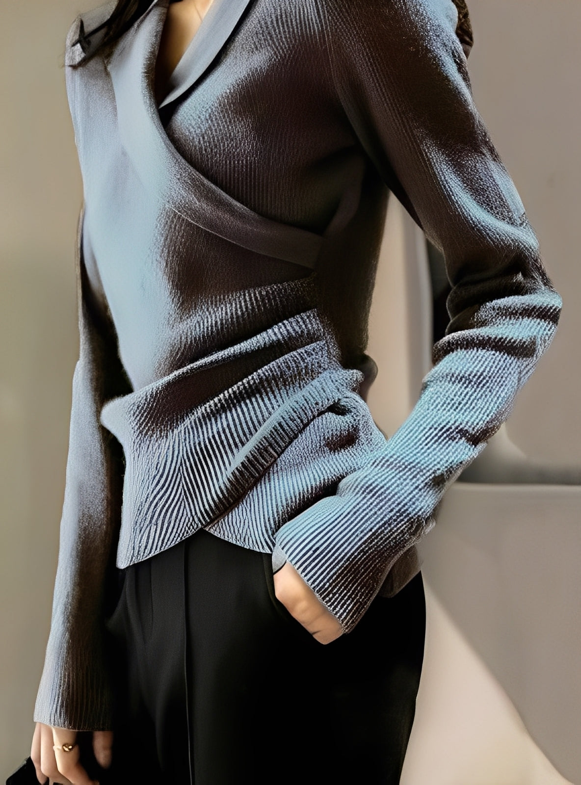 Pulover elegant de damă din tricot reiat, cu croială petrecută - top cu guler, decolteu în V, mâneci lungi și tiv asimetric, pentru ținute smart casual