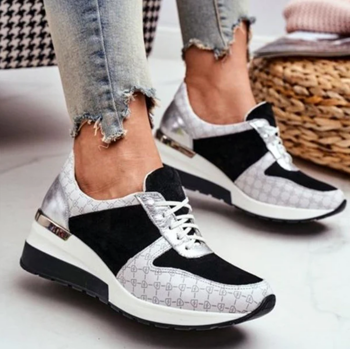 Dames sneakers med skjult kilehæl – mesh-trainers med snørebånd og metalliske detaljer til pænt hverdagstøj og bybrug