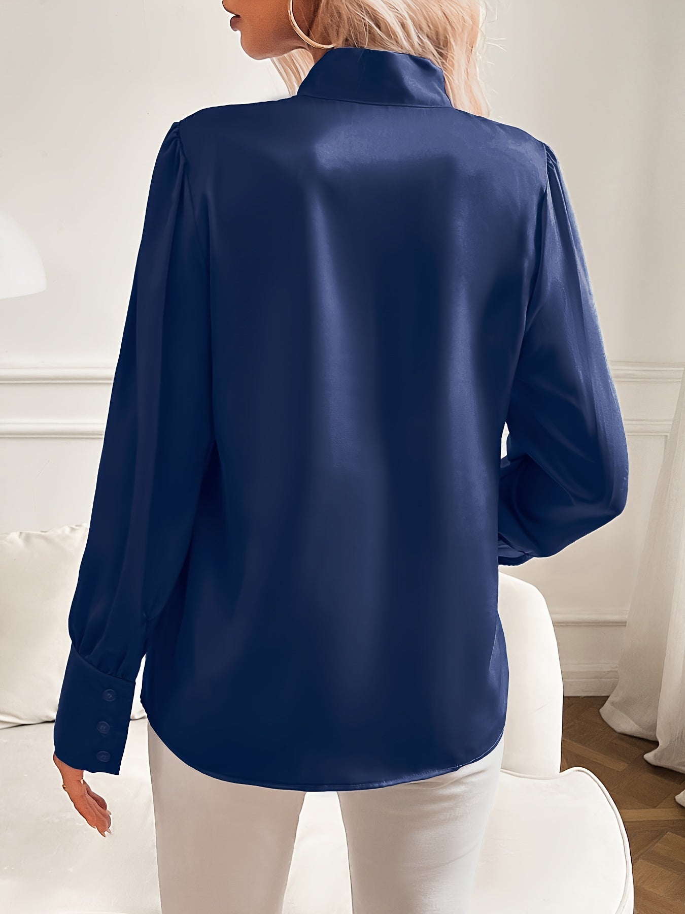 Blusa da donna in raso con fiocco al collo e maniche a sbuffo statement
