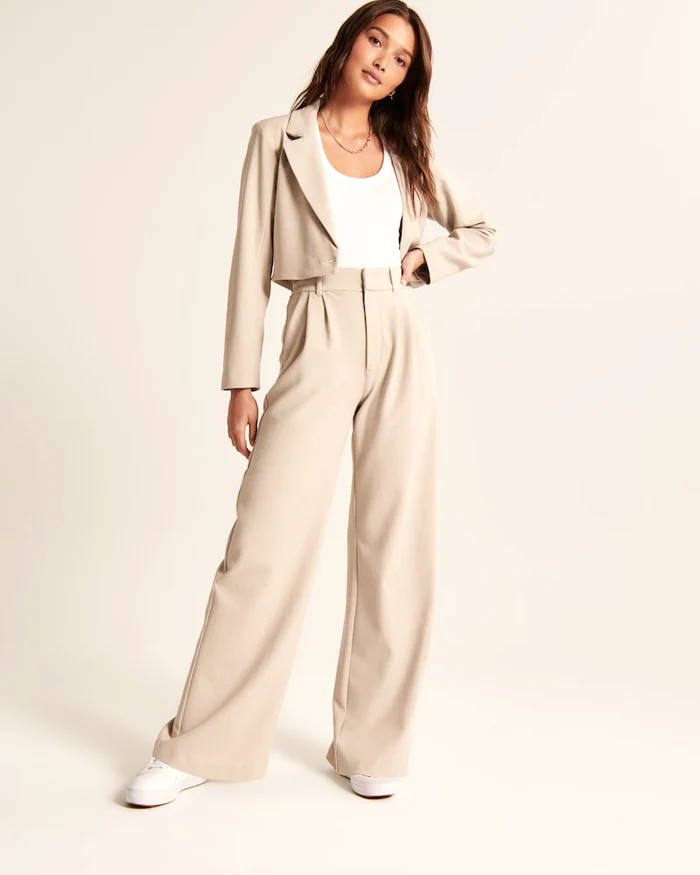 Pantaloni da donna con vita plissettata, gamba larga e vestibilità sartoriale