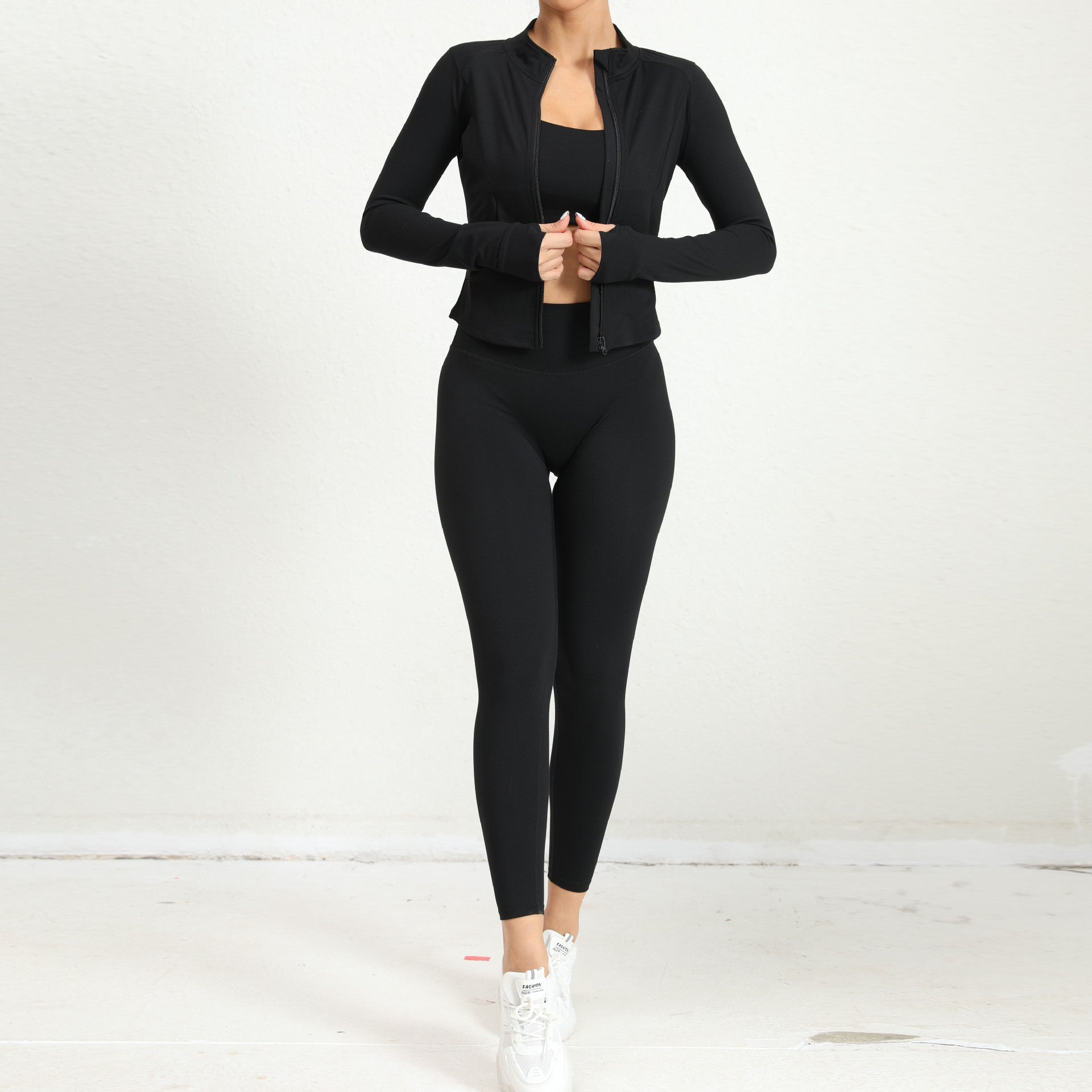 Completo sportivo da donna in tre pezzi con giacca con zip