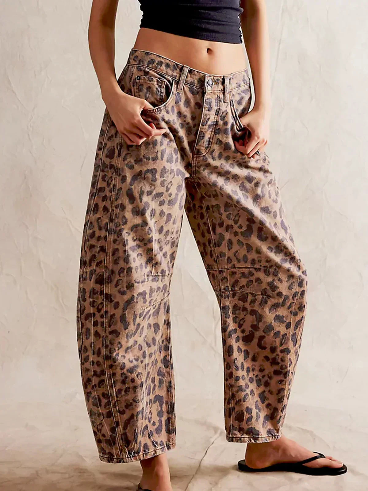 Women’s Printed Barrel-Leg Jeans – Relaxed Statement Denim for Streetwear and Weekend Outfits