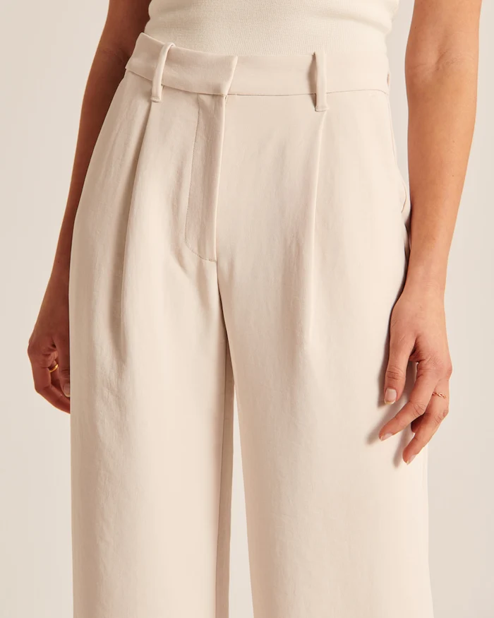 Pantaloni da donna con vita plissettata, gamba larga e vestibilità sartoriale