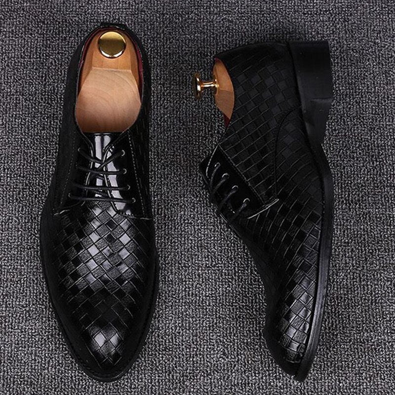 Herren-Derbyschuhe aus gewebtem Leder – Strukturierte Schnürschuhe mit spitzer Zehenpartie und niedrigem Absatz