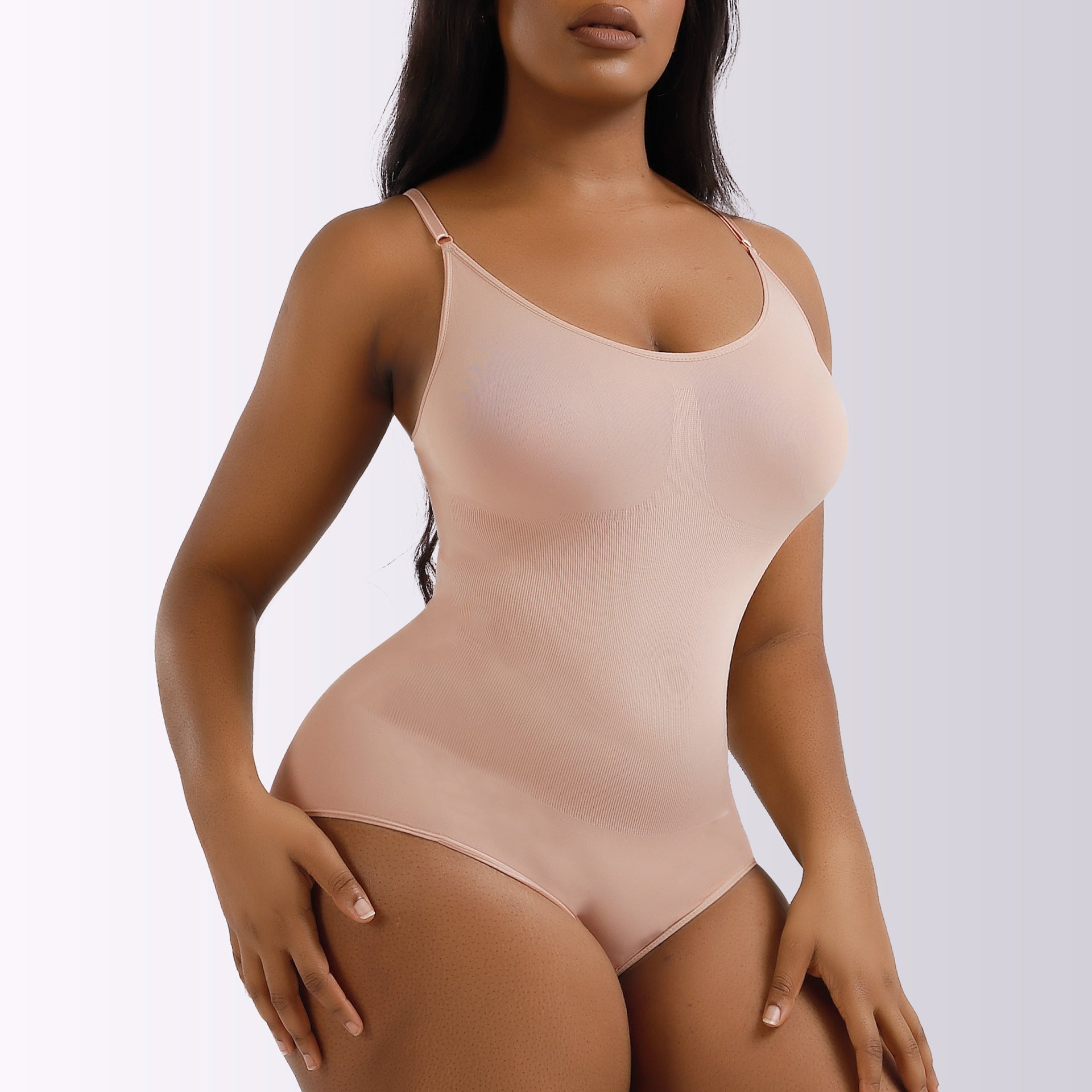Dameformende bodysuit med justerbare stropper og glat pasform