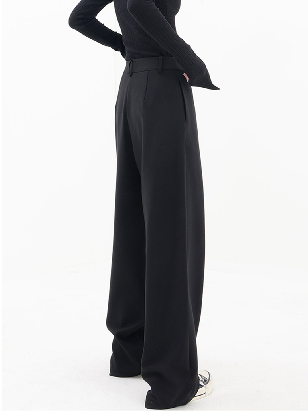 Pantaloni da donna asimmetrici a gamba larga, taglio rilassato e contemporaneo