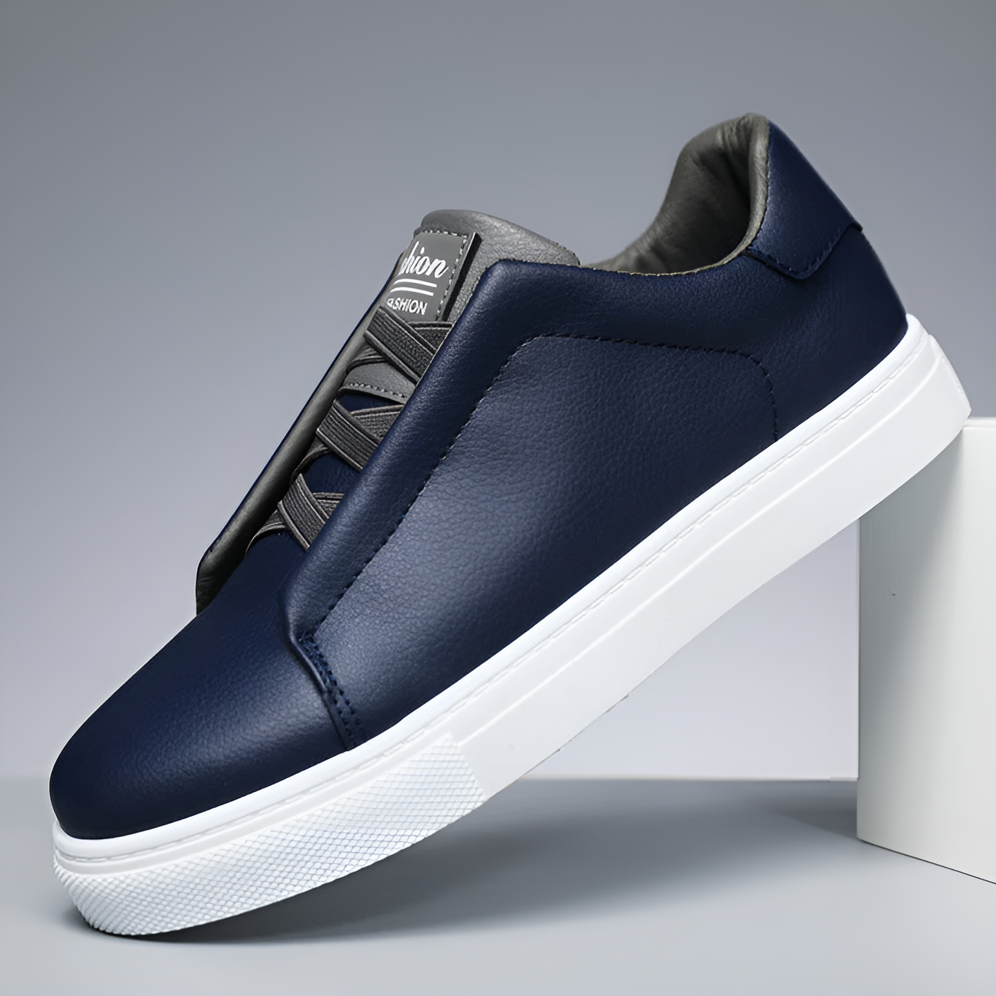 Herresneakers i glat læder med elastiske snørebånd og tyk sål