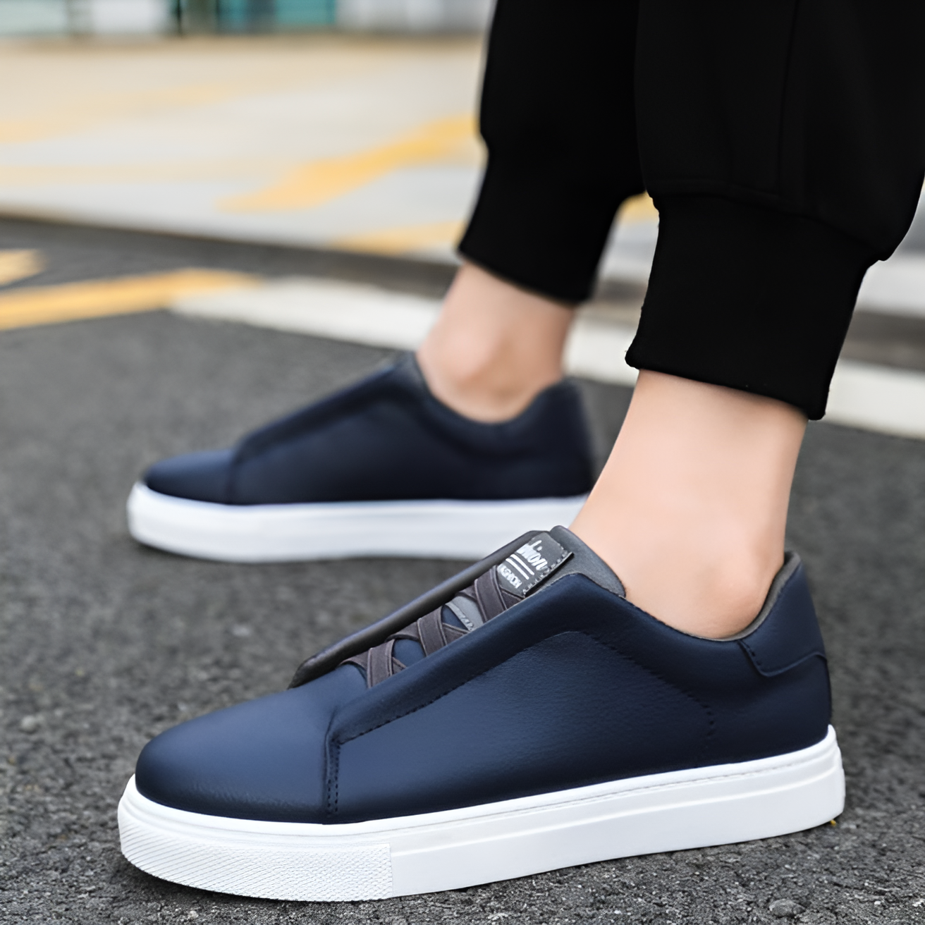 Herresneakers i glat læder med elastiske snørebånd og tyk sål