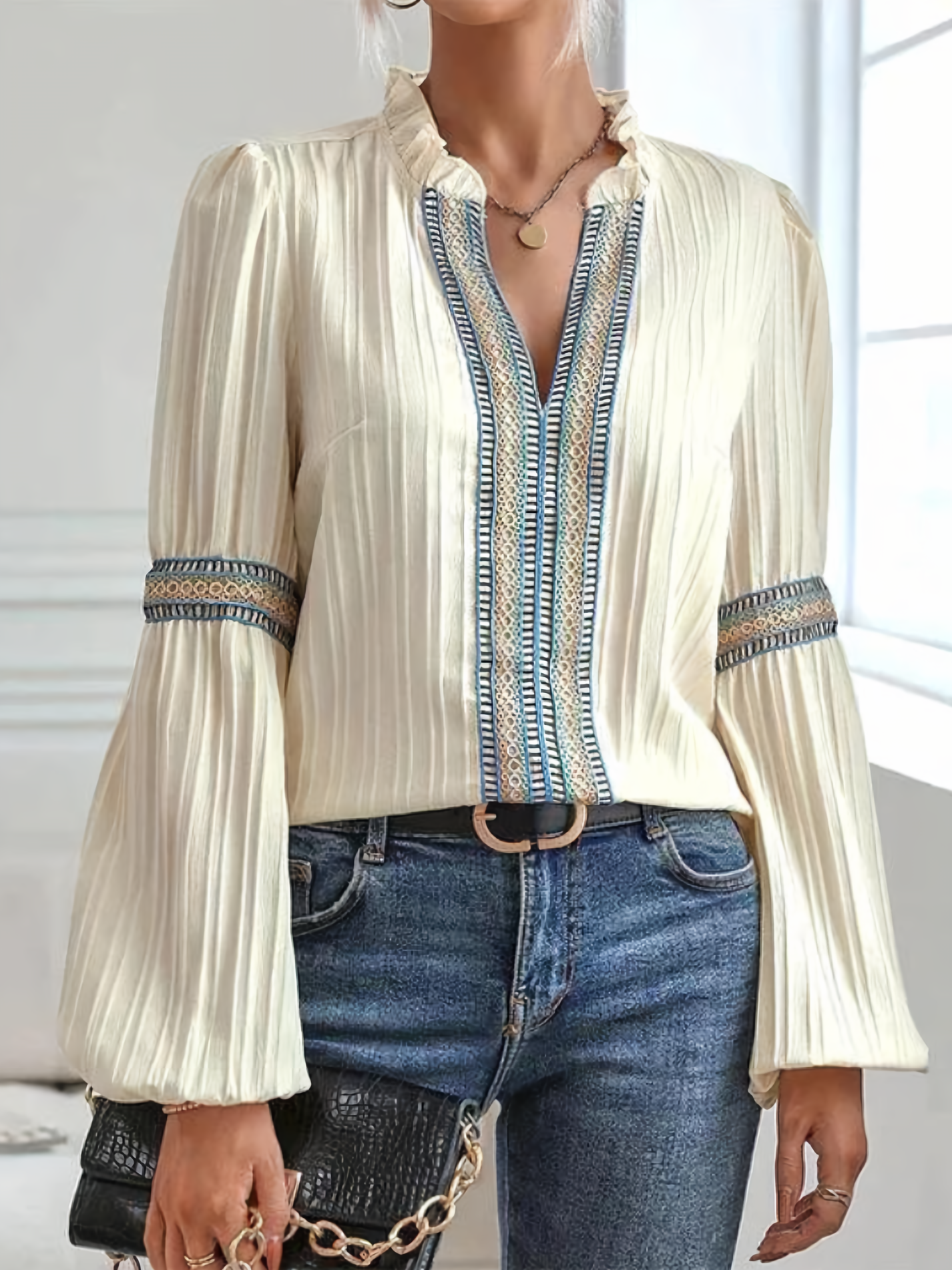 Damesbluse med flæsekrave – Langærmet bohemebluse til smart, afslappet brug
