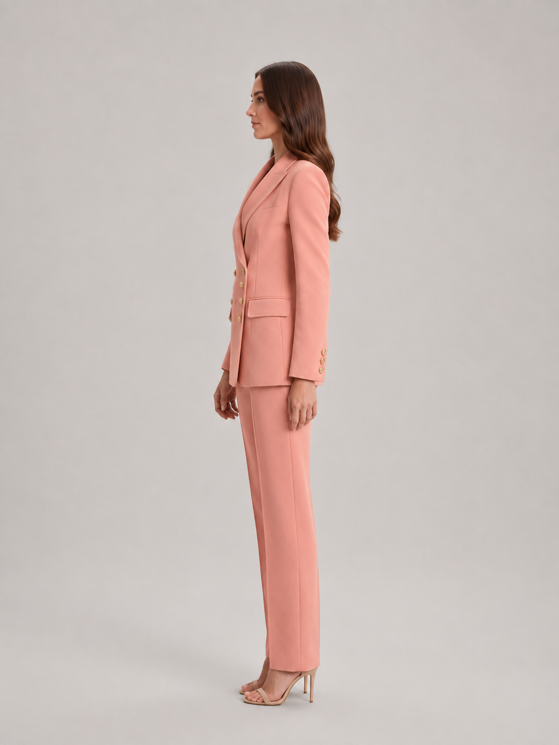 Getailleerd damespak met broek - Getailleerde blazer met goudkleurige knopen met bloemenmotief en wijde broek voor op kantoor