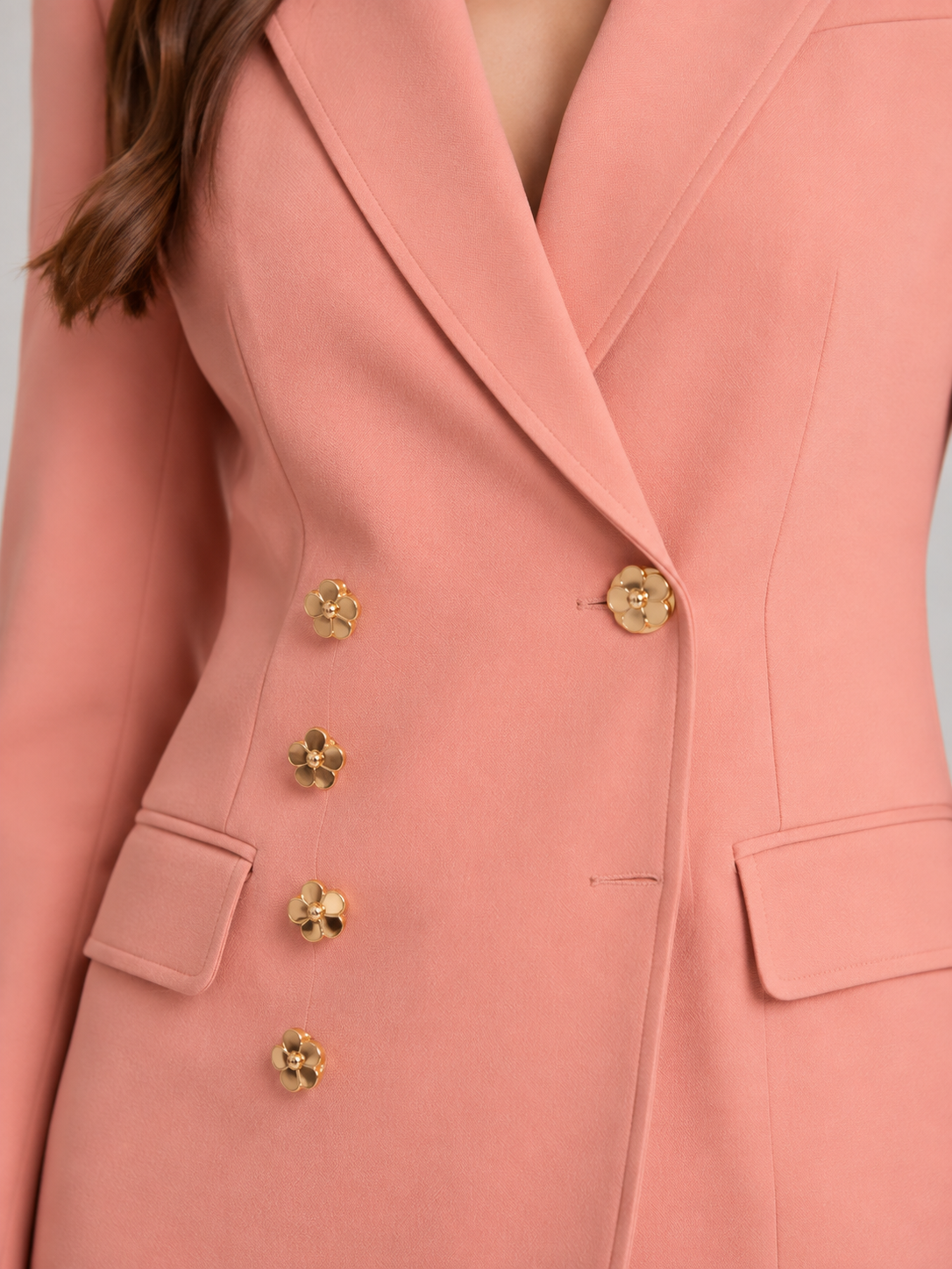 Getailleerd damespak met broek - Getailleerde blazer met goudkleurige knopen met bloemenmotief en wijde broek voor op kantoor