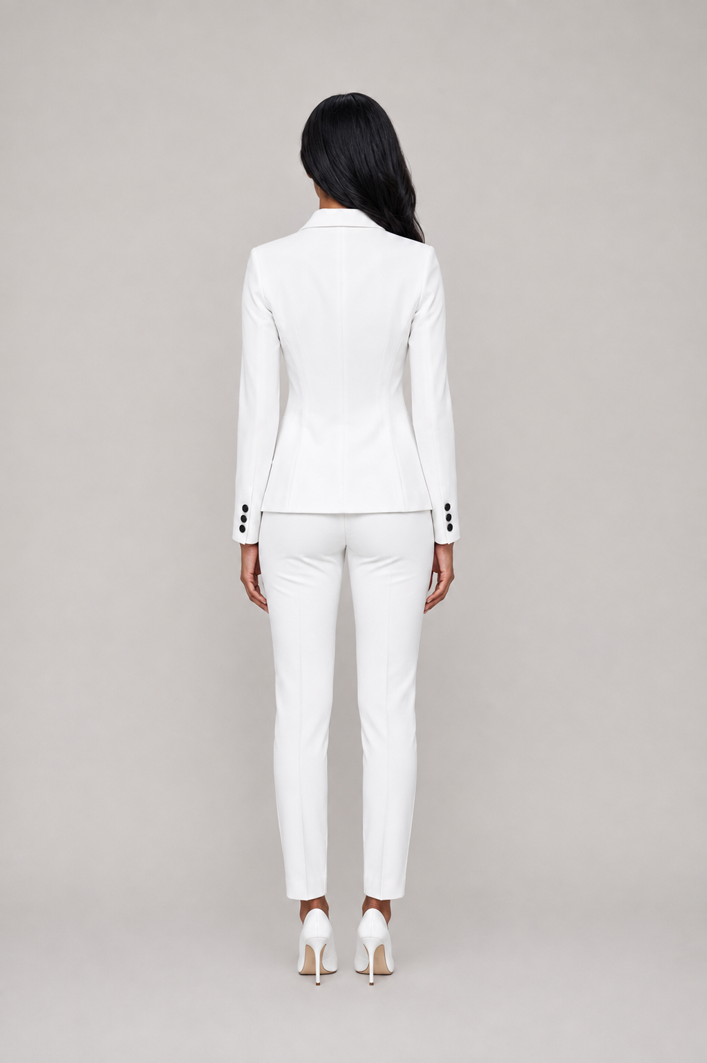 Completo sartoriale da donna con pantaloni - Blazer aderente con bottoni a contrasto e pantaloni a gamba dritta per il lavoro e le occasioni speciali