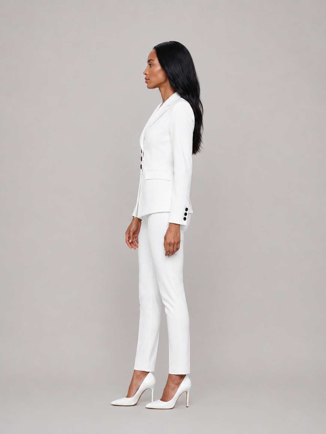 Completo sartoriale da donna con pantaloni - Blazer aderente con bottoni a contrasto e pantaloni a gamba dritta per il lavoro e le occasioni speciali