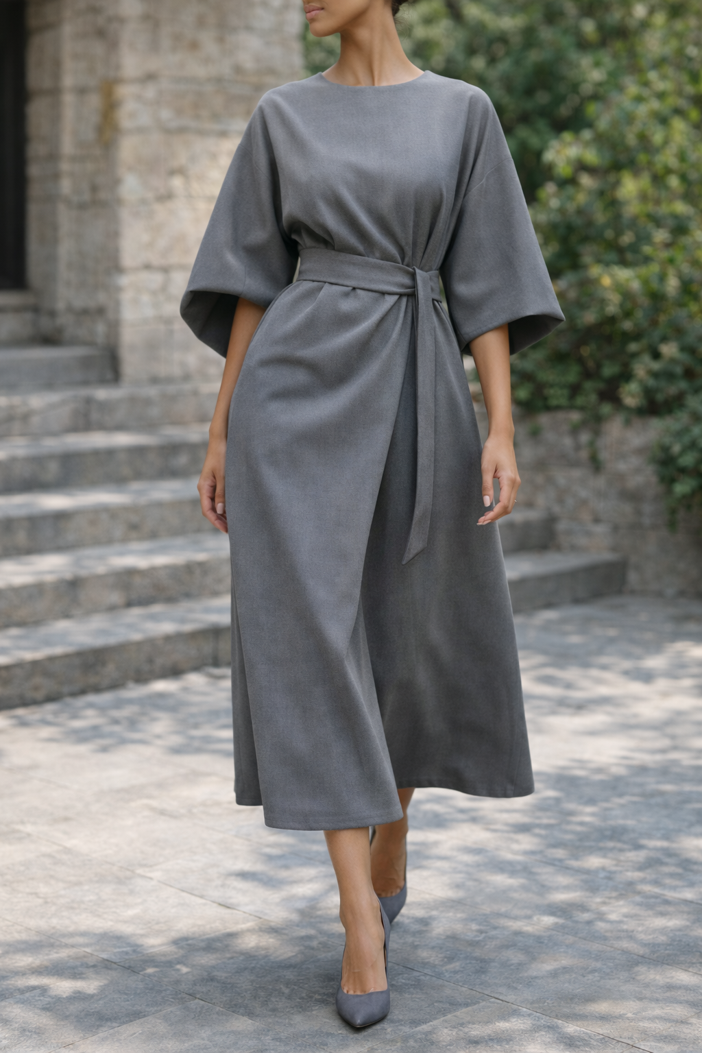 Abito midi da donna con cintura e maniche larghe