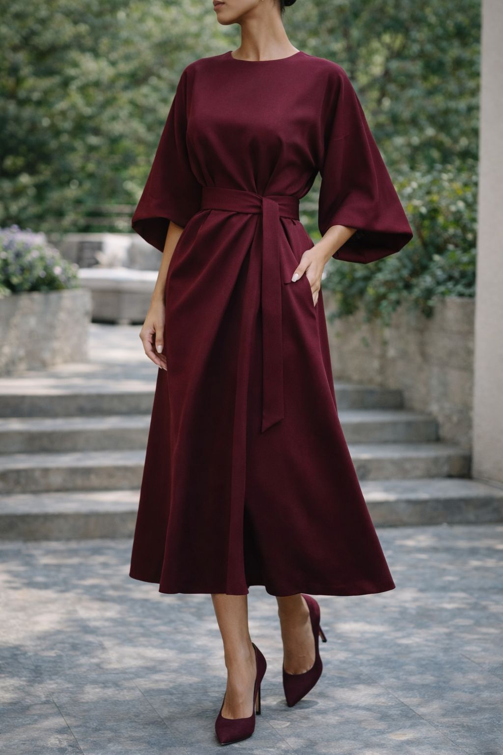 Abito midi da donna con cintura e maniche larghe