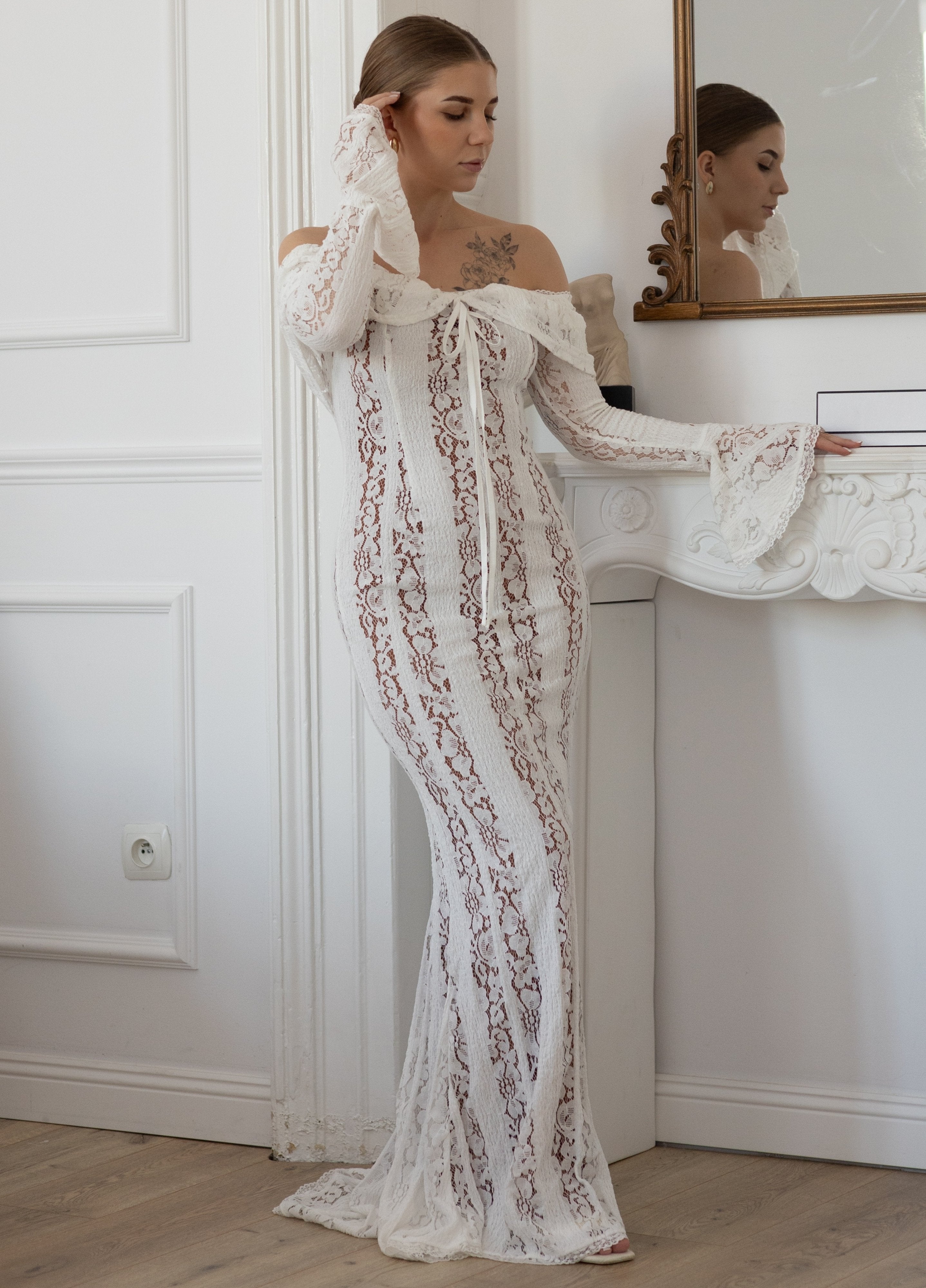 Dámské elegantní maxi šaty z krajky s odhalenými rameny na slavnostní příležitost